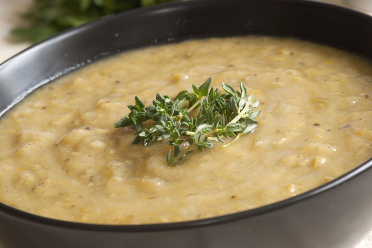 Weight Watchers Cauliflower Soup in a black bowl.