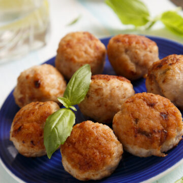 Weight Watchers Quick Air Fryer Turkey Meatballs on a blue plate.