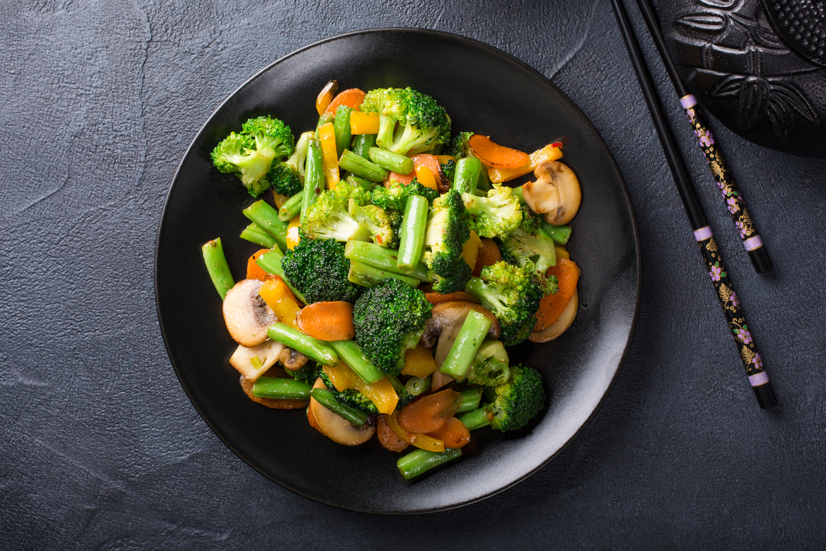 Weight Watchers Healthy Vegetable Stir-Fry in a black bowl sitting on a gray slate table