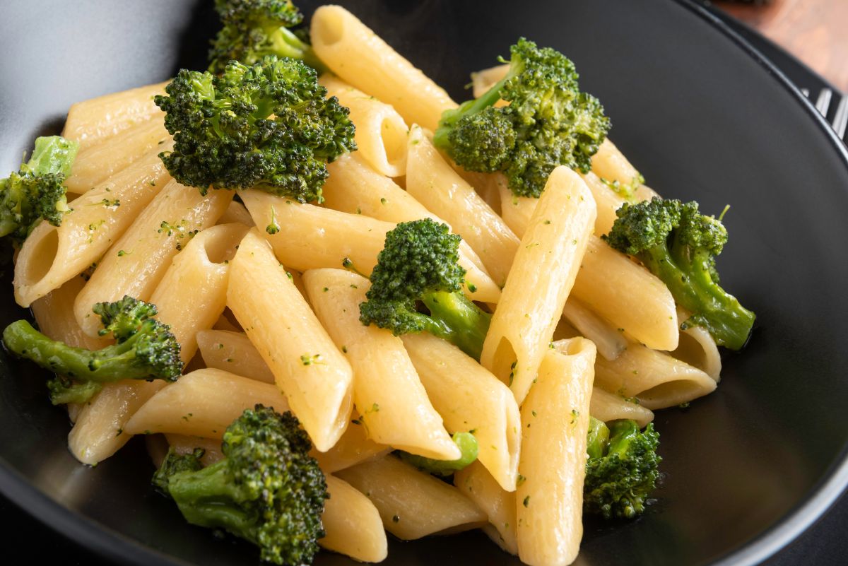 Quick Weight Watchers Pasta and Spicy Broccoli in a black bowl.