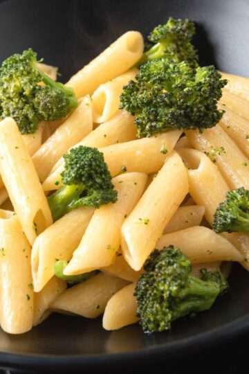 Closeup of Quick Weight Watchers Pasta and Spicy Broccoli in a black bowl.