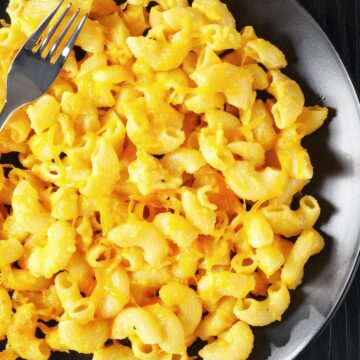 Closeup of Easy Weight Watchers Macaroni and Cheese in a black bowl.